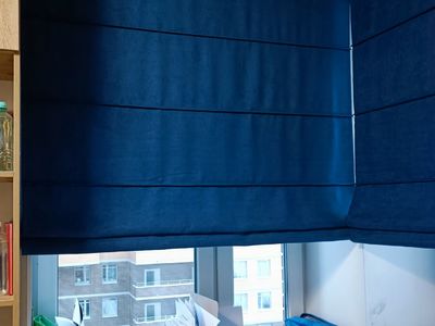 Римские шторы с тканью вельвет в синем цвете